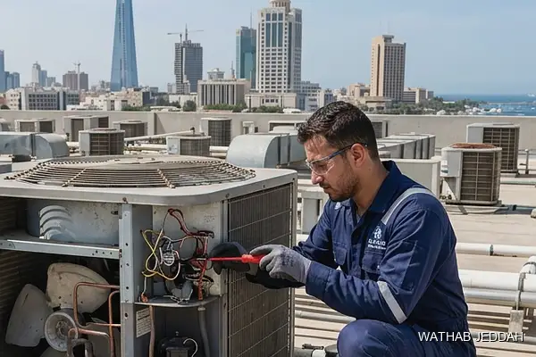 صورة مهنية توضح تنظيف مكيفات جدة من وثاب التكييف