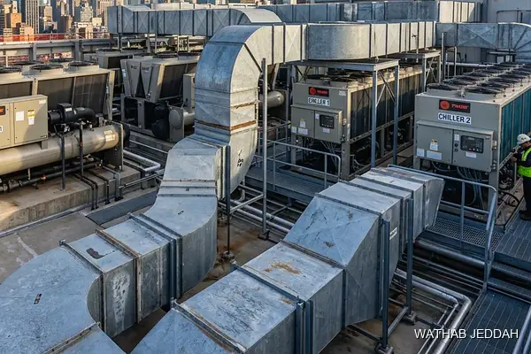صورة مهنية توضح تركيب مكيف جديد جدة من وثاب التكييف
